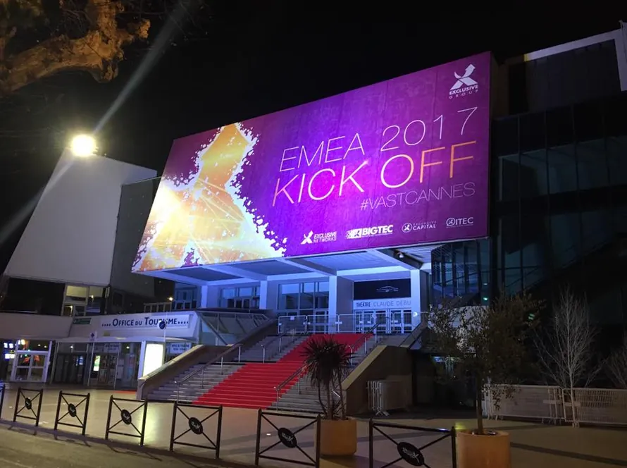 Affiche EMEA 2017 à Cannes Bâtiment avec affiche EMEA 2017 Kick Off